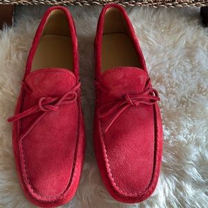 Red suede Tod’s gommino drivers with tie detail